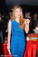 幻灯图：“宝马女”倪睿思助阵酒吧开业 造型惹眼