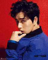 组图：朴海镇首登内地杂志封面 红衫显暖男风范