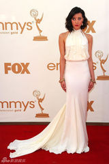 组图：艾美奖红毯 奥布里-普拉扎白色荷叶边长裙