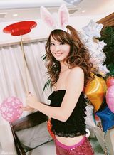 组图：佐佐木希玩变装秀 穿旗袍抱熊猫