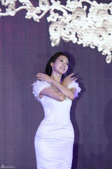 组图：林志玲出席代言活动 起舞助兴似仙女下凡