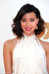 组图：艾美奖红毯 奥布里-普拉扎白色荷叶边长裙