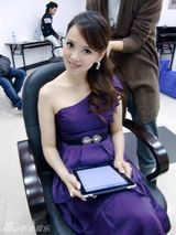 组图：伊能静连换美裙主持晚会 气质路线获好评