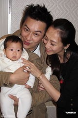 组图：陈浩民为爱女摆百日宴 自称戒酒又戒夜生活