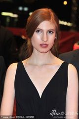 组图：《回家》柏林首映女主角阿加瑟深V黑裙抢镜