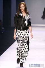 组图：f(x)宋茜与朴宰范全慧彬等众星云集时尚秀场