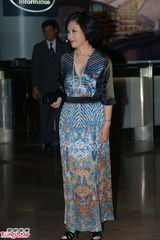 组图：晶刚香港婚宴 汪明荃红唇蓝裙优雅亮相