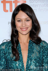 《亚瑟-纽曼》多伦多首映 艾米丽白裙高贵优雅