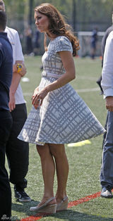 组图：哈利王子逗嫂子凯特王妃莞尔一笑