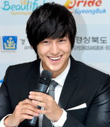高清组图：金范任韩流宣传大使 委任式亮招牌笑容