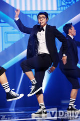 组图：EXO打榜夺冠 前WG宣美复出光脚秀长腿