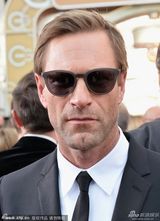 组图：阿伦-艾克哈特现身金球红毯型男范儿十足