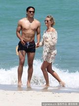 组图：球星法尔考海中爱抚娇妻 舔肚脐极度高调