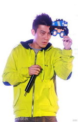 幻灯图：陈冠希北京搞怪代言 忙捞金不正面回应复出