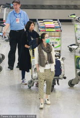 组图：刘诗诗戴口罩防偷拍 衣着休闲扎俏皮马尾