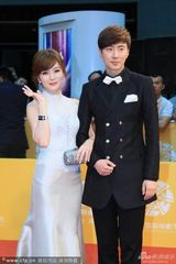 组图：韩星蔡琳与男友高梓淇首度现身 亲密耳语