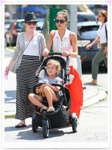 组图：杰西卡-阿尔芭携女现身装扮抢眼