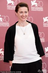 组图：《瓦文萨》发布会 演员搞怪逗乐全场