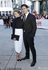 组图：《对的错误》首映 莎拉-坎宁着抹胸裙