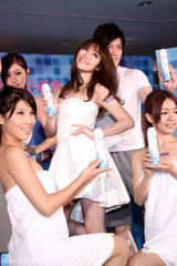 幻灯图集：萧亚轩性感抹胸洋装代言 否认变宗教信仰