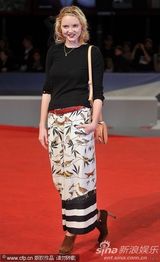 组图：《断开》首映 超模莉丽水墨短裙显个性