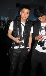 组图：贾乃亮受邀活帅气朋克 被问婚期害羞不答