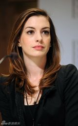 安妮-海瑟薇和丹泽尔-华盛顿主持诺贝尔奖音乐会