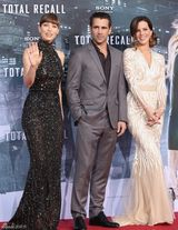 组图：《全面回忆》柏林首映 凯特印花长裙夺目