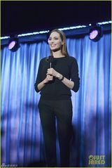 组图：朱莉全黑现身宣传新片 罕见露灿烂笑容