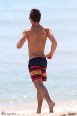 组图：英国跳水正太戴利海滩度假 身材略显发福