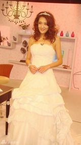 高清图：孟广美心情甜蜜试婚纱 频换装过新娘瘾