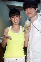 组图：曾昱嘉将开唱压力大 郭书瑶亲自下厨煮补品