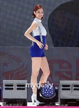 组图：GirlsDay发新辑秀性感 猛男泡泳池围观