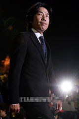 组图：吴达秀亮相红毯 着黑西服喜笑颜开