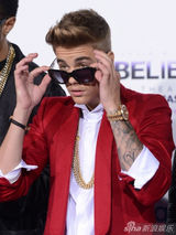 组图：比伯捧场《信仰比伯》首映 当众献吻妈妈