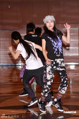 幻灯图集：Twins为个唱彩排 陈伟霆容祖儿探望加油