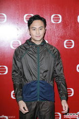 组图：张智霖录《奖门人》 伍咏薇周丽淇同场