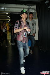 组图：李宗盛桃红衬衫开唱 称林忆莲唱得更好