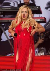 组图：丽塔-欧拉献唱音乐节布条裙性感逼人