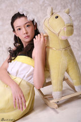 组图：演员崔波甜美写真曝光 典雅黄裙顽皮可爱