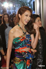 组图：隋棠彩装亮相秀性感香肩 称拍戏时有想婚念头