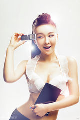 组图：郑亦桐变身数码宝贝尽显曼妙身姿