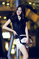 组图：柳岩街拍曝光 性感女神打造都市文艺范儿