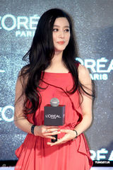 组图：范冰冰代言彩妆出席活动引混乱 