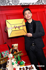 幻灯图集：黄宗泽品尝美味盛宴 展示精美巧克力礼品