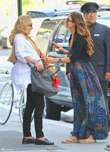 高清图：妮娜-杜波夫和母亲现身街头 长裙抢眼