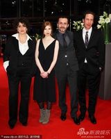 组图：《回家》柏林首映女主角阿加瑟深V黑裙抢镜