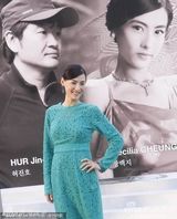 组图：张柏芝亮相变握手会 绿裙优雅难掩膝盖伤痕