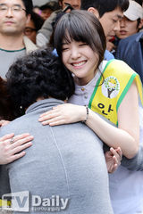 组图：韩团GirlsDay街头送路人爱心抱抱