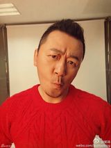 组图：郭涛穿大红毛衣过生日 与石头同是表情帝